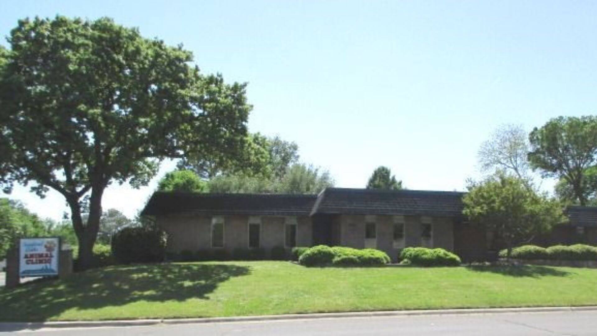 Exterior view of Sanford Oaks Animal Clinic