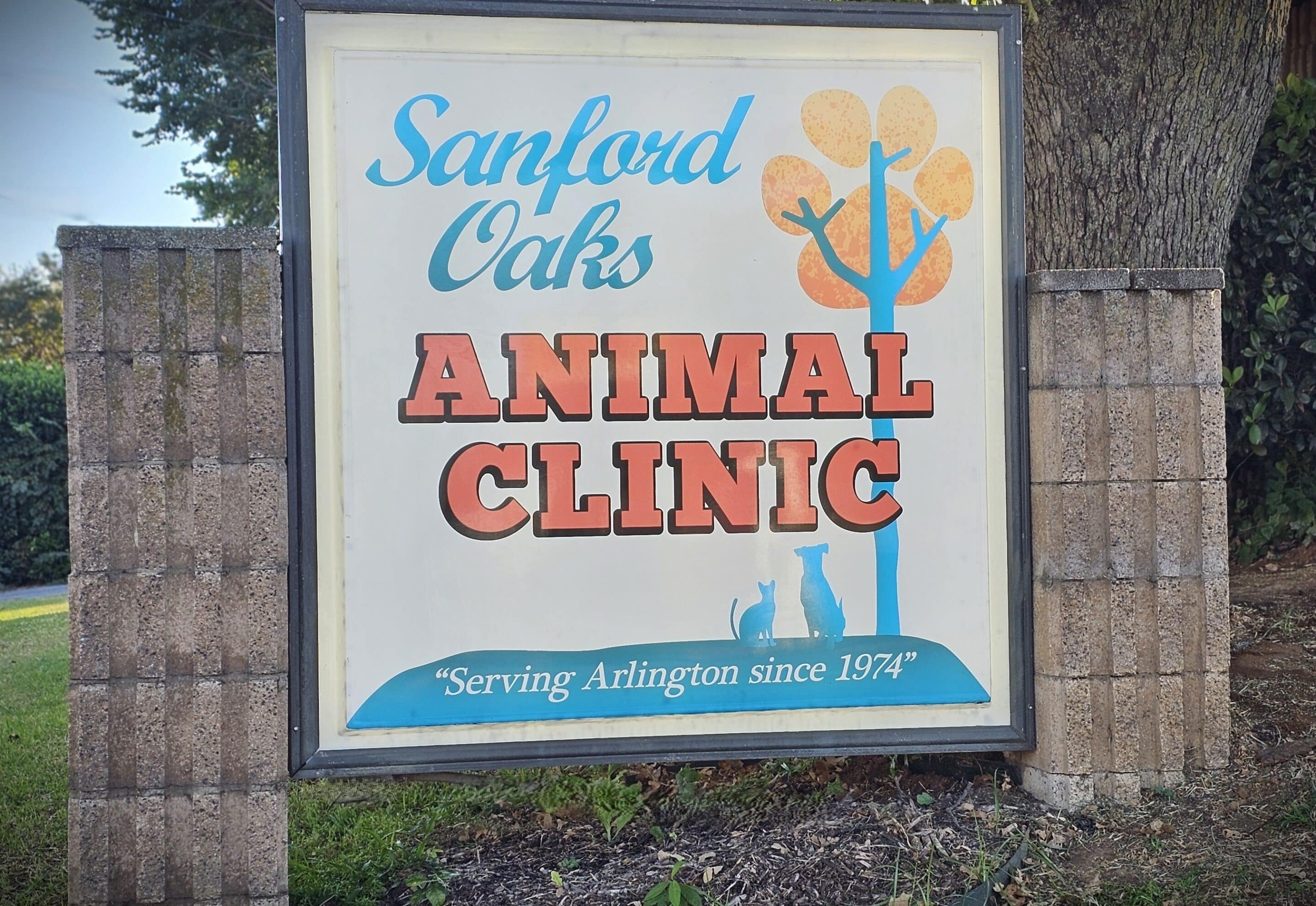 Sanford Oaks Animal Clinic Sign